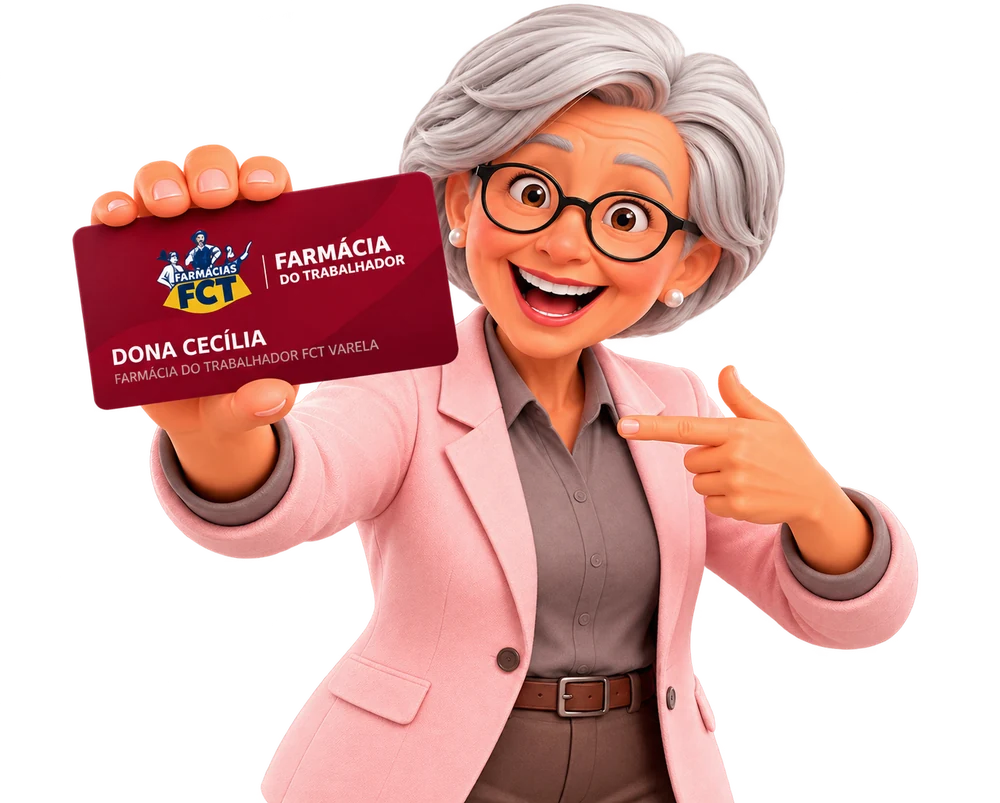 Dona Cecília, personagem da FCT, mostrando o cartão do convênio